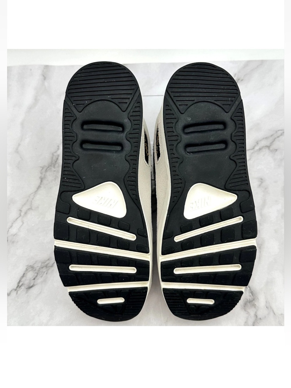 Nike Air Max 90 LV8 Shoes Womens Size 8 White Black Suede Platform HQ3497-100 - Picture 12 of 13